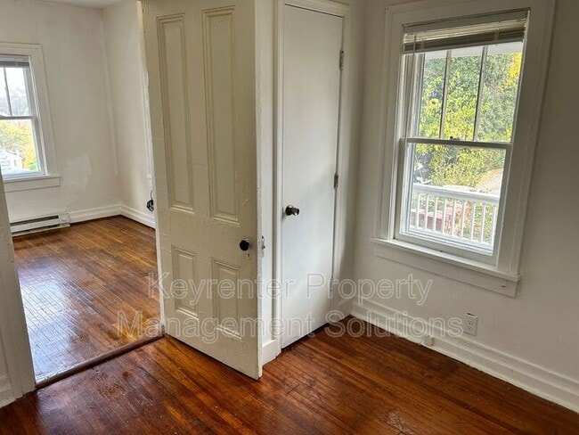 Building Photo - 1014 Hall St