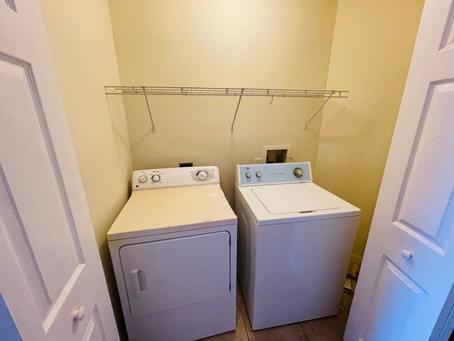 Building Photo - Family-Friendly Townhome Close to Beaches ...