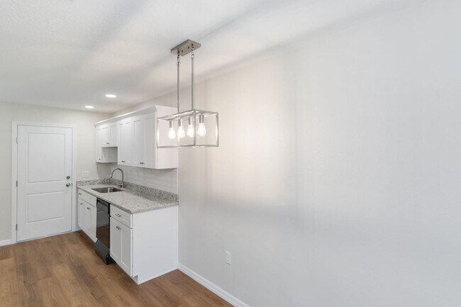 Building Photo - MOVE IN SPECIAL-Beautiful Newly Renovated 2/1 Duplex in St. Cloud Close To Lakefront