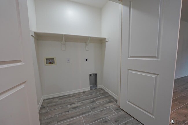 Building Photo - 1921 S Walnut Ave