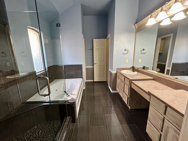 Building Photo - AVAILABLE NOW - $500 OFF FIRST FULL MONTH - Beautiful Home In Edmond School District!