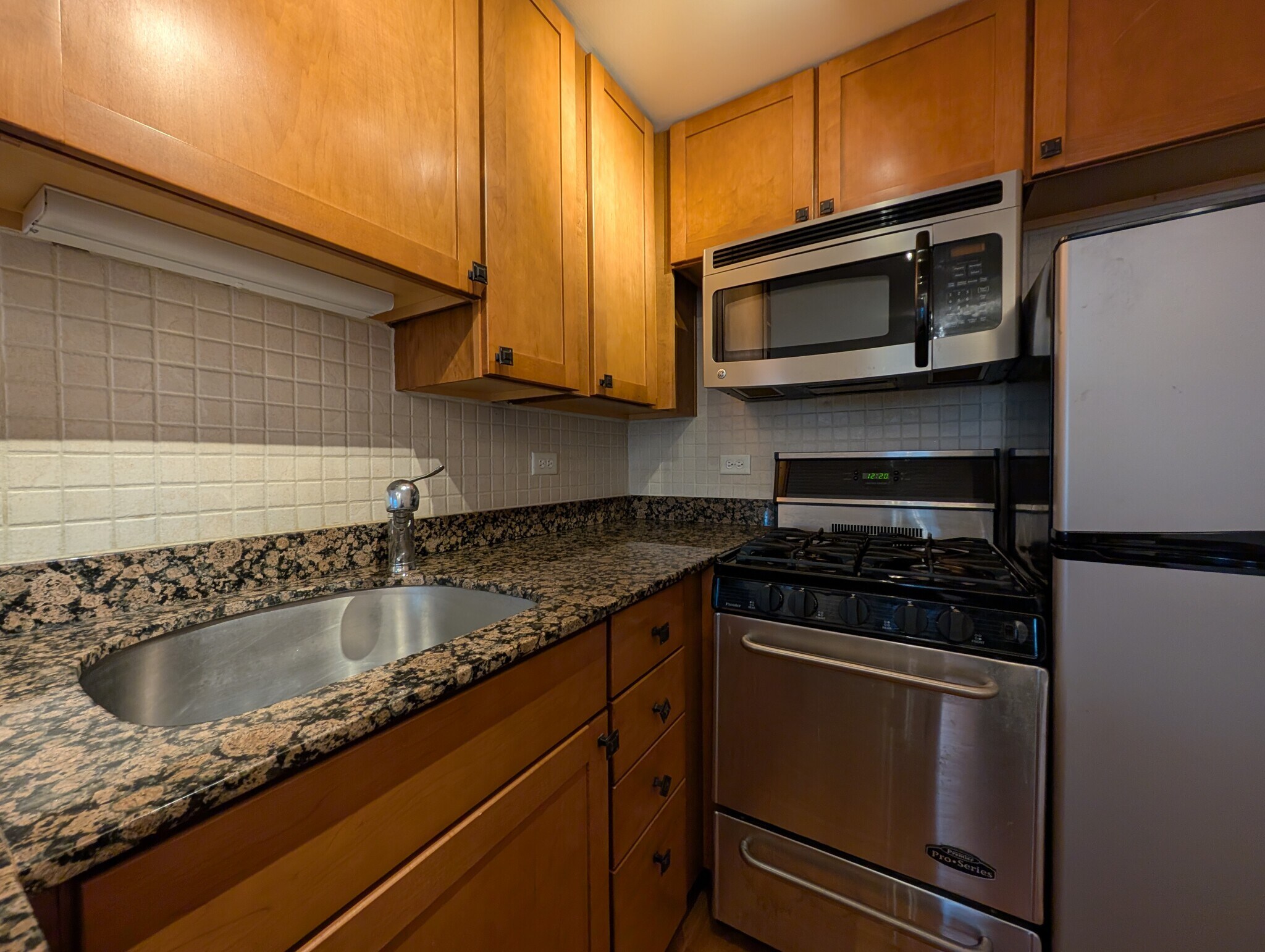 Building Photo - 630 W Wrightwood Ave