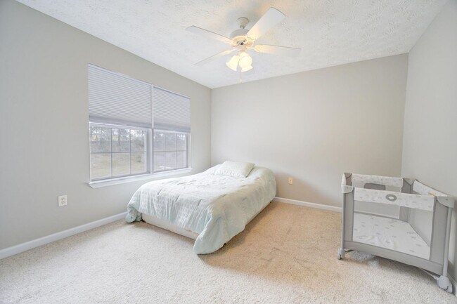 Building Photo - 3 Bedroom with a Fabulous Florida Room in Crestview!