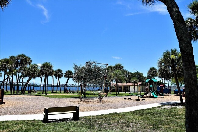 Building Photo - 417 N K St