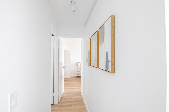 Building Photo - Beautifully Remodeled and Fully furnished 2 Bed 1.5 1 parking.  Available between March-Nov 30th