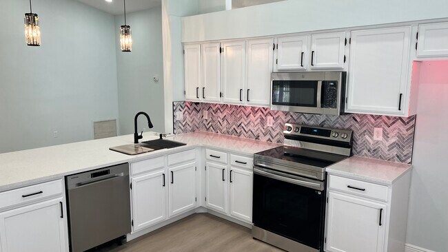 Building Photo - 567 Queensbridge Dr