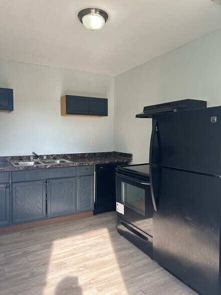 Building Photo - 305 W Oak St