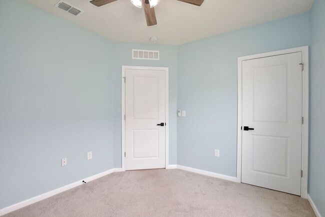 Building Photo - Effortless Living in a Modern 3-Bed Home w...