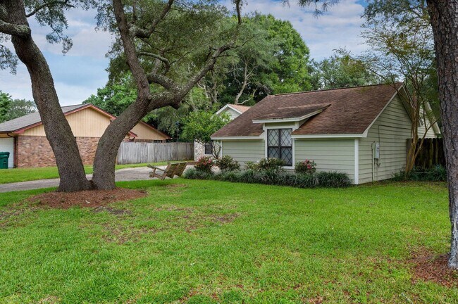 Building Photo - 615 St Martin Cove