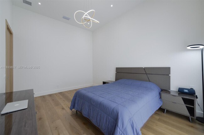 Building Photo - 635 SW 9th St