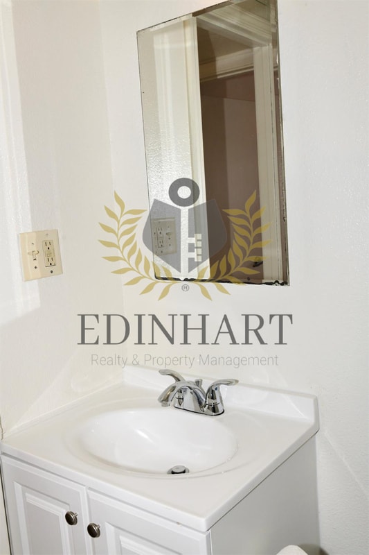 Building Photo - 2303 S Poppy Ave