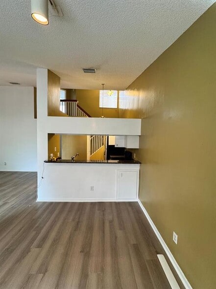 Building Photo - 911 Coral Club Dr