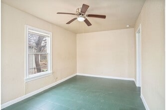 Building Photo - 928 Poinsettia St