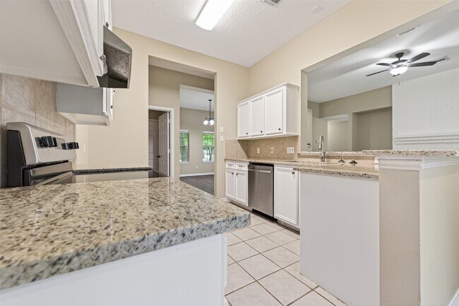 Building Photo - 11655 Lakeview Manor Dr