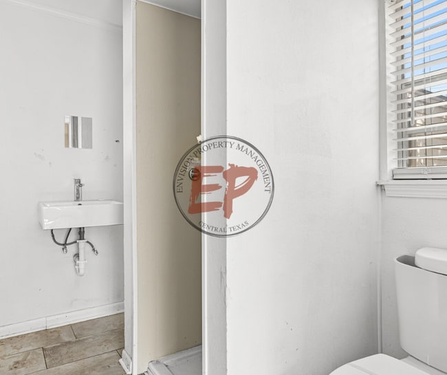 Building Photo - 618 Adams Ave