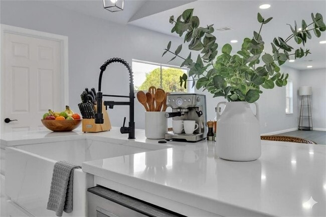 Building Photo - 544 N Elm Ave