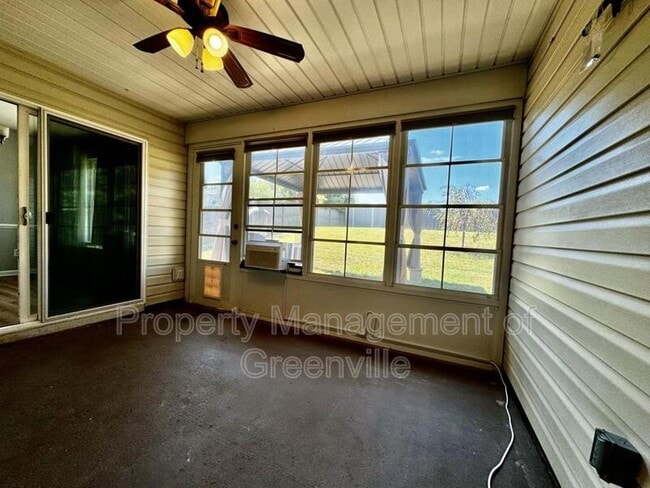Building Photo - 603 Fairview Lake Way