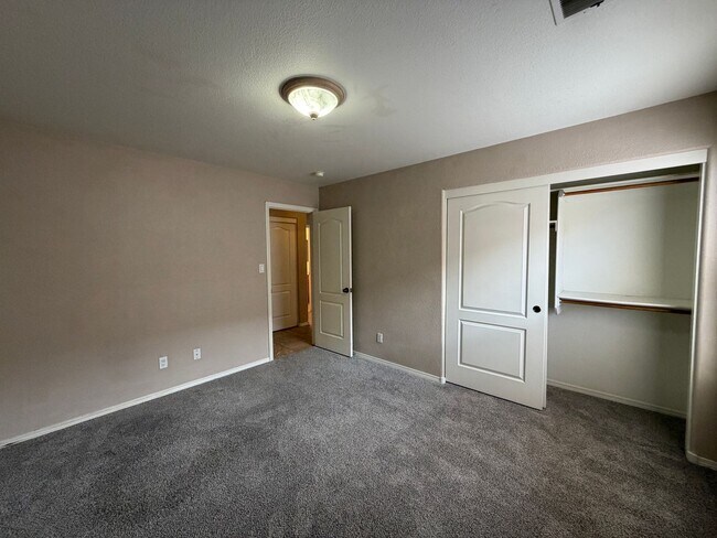 Building Photo - 3 Bedroom Single Story Home Available Near Dellyne Ave NW & Unser Blvd NW!