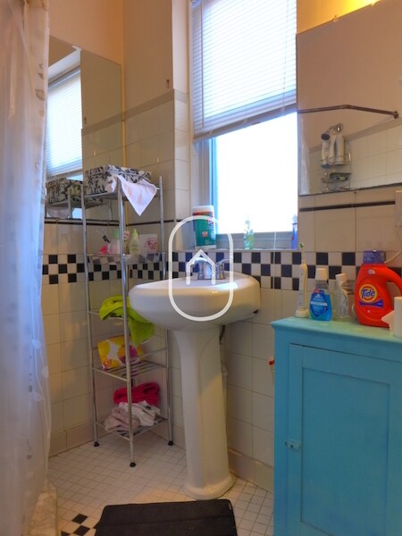 Building Photo - 144 Strathmore Rd