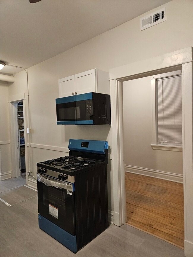 Building Photo - 3507 N Damen Ave