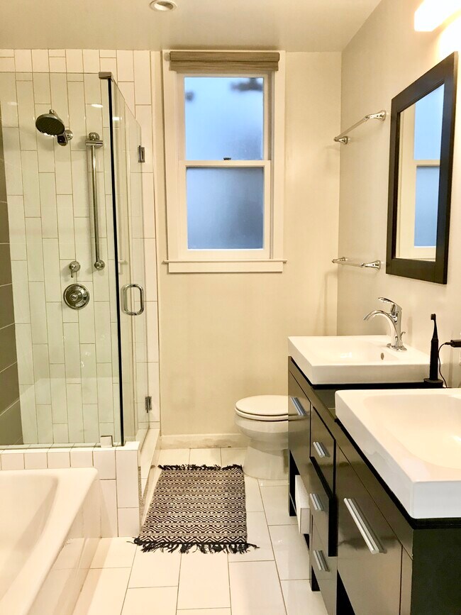 Building Photo - 1990 Green St