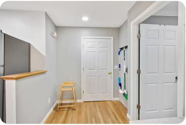 Building Photo - Furnished 3-Bedroom Apartment with Private Entrance and Free Laundry