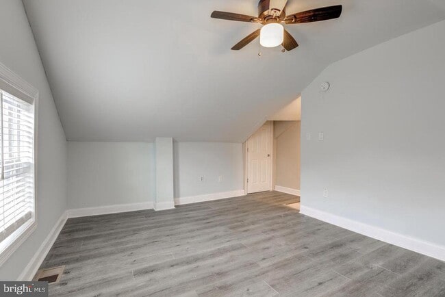 Building Photo - 608 E 9th St