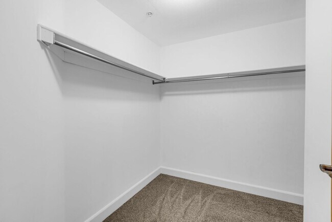 Building Photo - Top Floor Crestview Condo