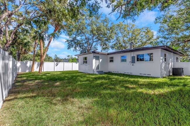 Building Photo - 2710 Boca Ciega Dr N