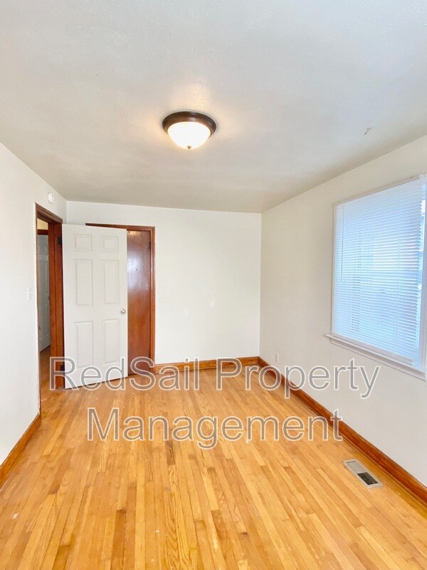 Building Photo - 409 W 38th St