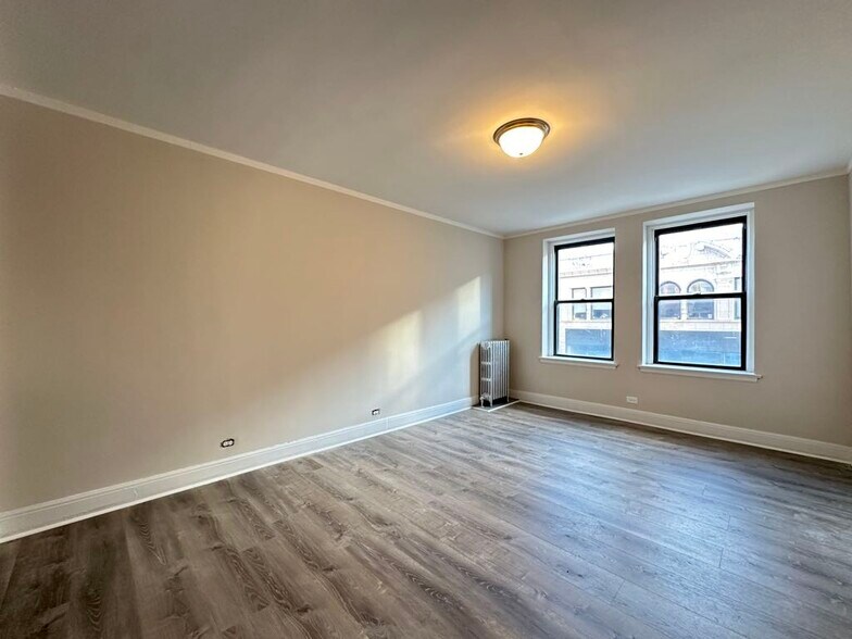 Building Photo - 3335 W Diversey Ave