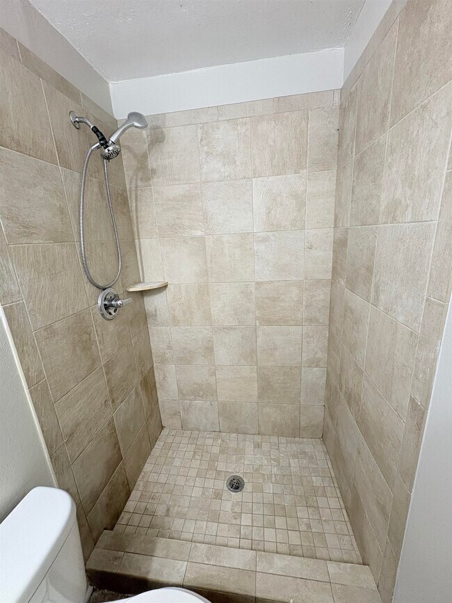 Building Photo - 2922 Oakwood Dr