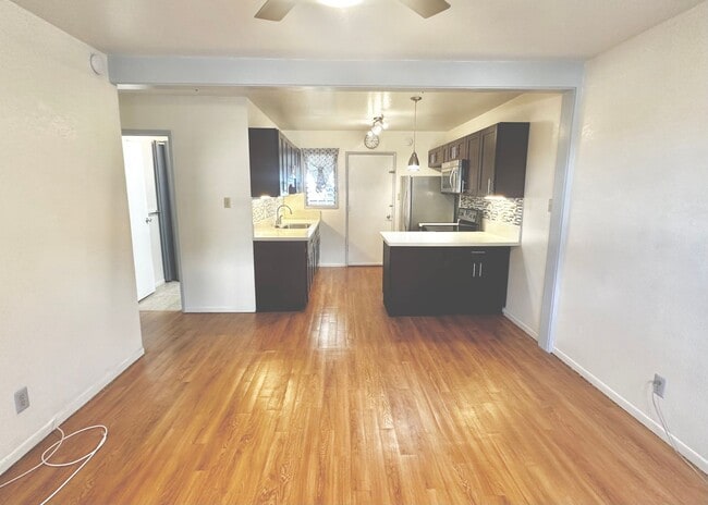 Building Photo - SPACIOUS TOWNHOUSE 2 BED/1.5 BATH/1 PRKG, ...