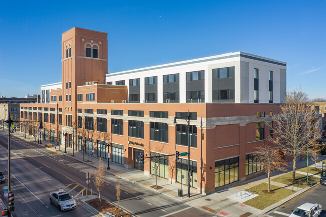 Building Photo - 1900 W Lawrence Ave