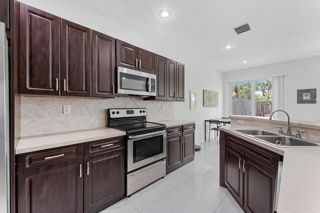Building Photo - 6289 Crescent Lake Way