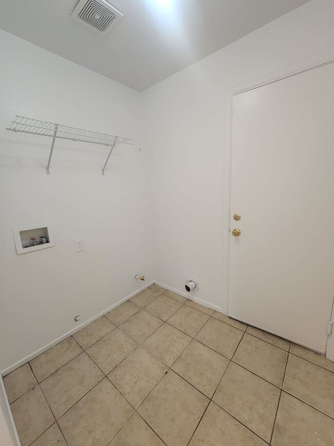 Building Photo - 3 Bedroom 2Bath- A Must See!