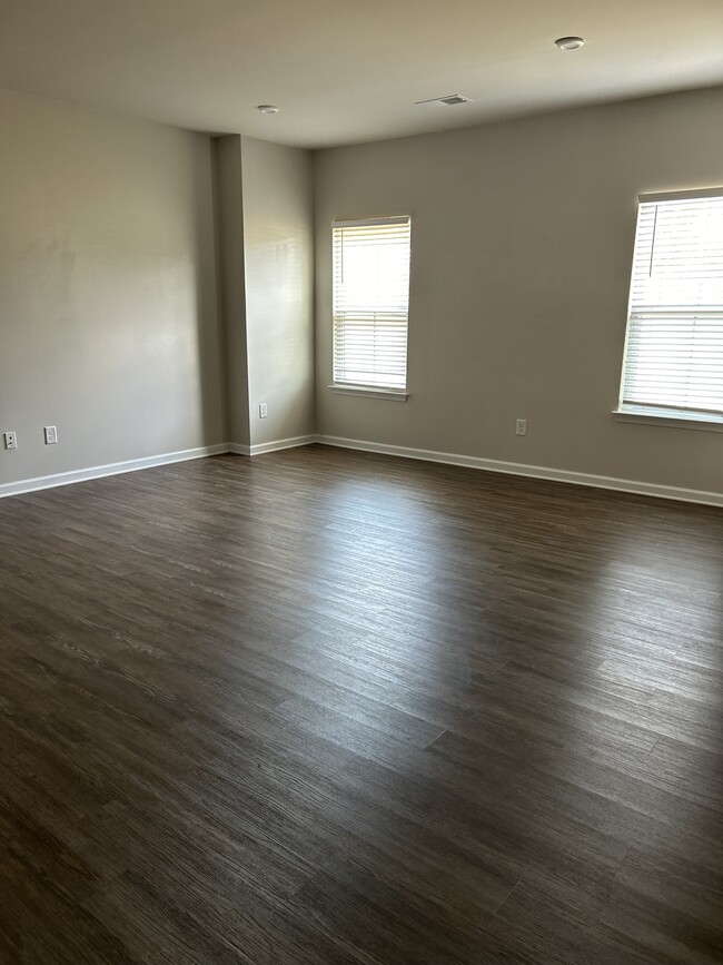 Building Photo - 3402 Foxglove Dr