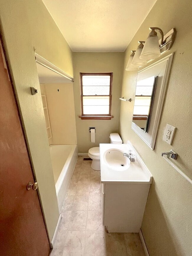 Building Photo - 310 S 10th St