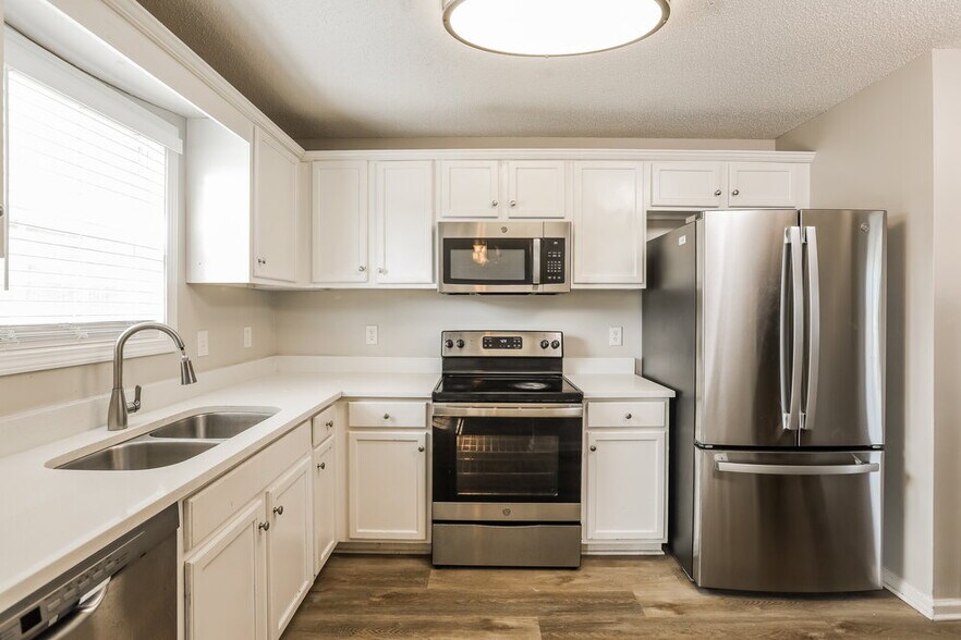 Building Photo - 600 Sheffield Ct