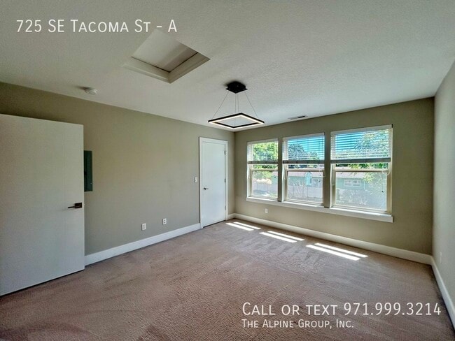 Building Photo - 725 SE Tacoma St