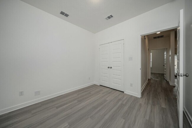 Building Photo - 1608 W 5th St