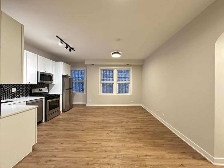 Building Photo - 643 W Wrightwood Ave