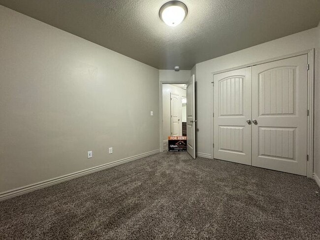 Building Photo - 3 bdrm 2 1/2 bth townhouse 1 Car Garage