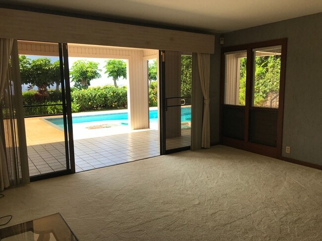 Building Photo - Waialae Iki, large family home 4 bedroom, 4 baths, 2 car garage
