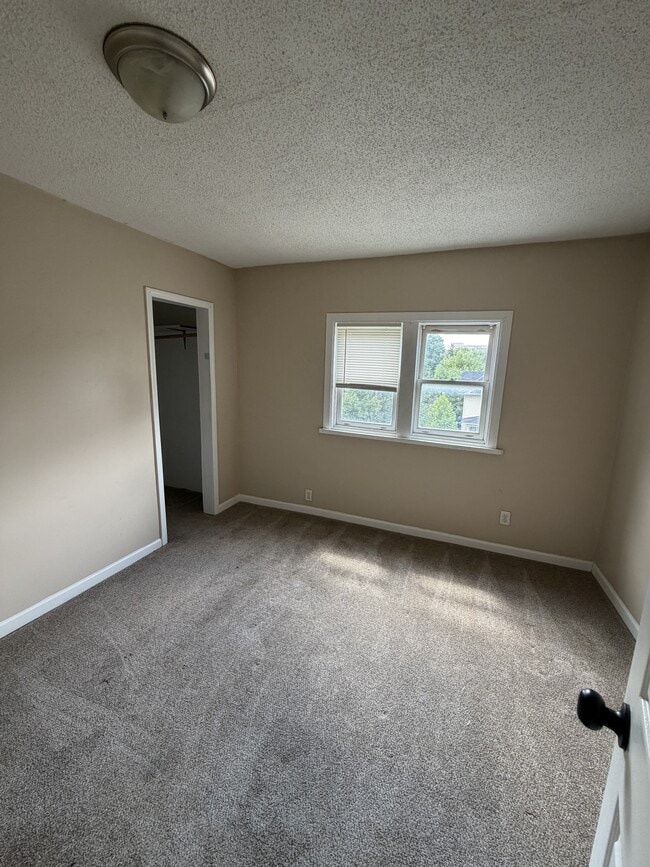 Building Photo - 1097 Suburban Ave E