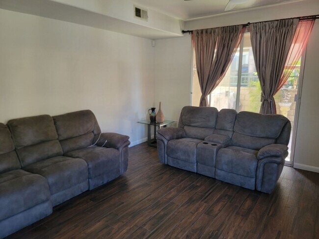 Building Photo - Ground Level 2 Bed/2 Bath Condo
