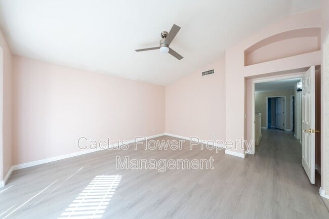 Building Photo - 970 N Willow St