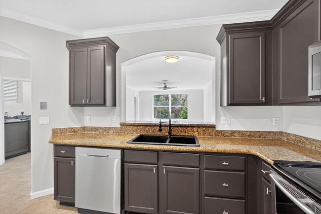 Building Photo - 2213 Oakmont Dr