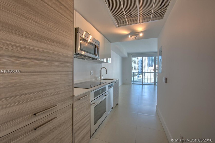 Building Photo - 1300 Brickell Bay Dr