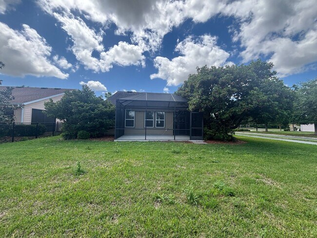 Building Photo - Beautiful movie in ready, large 2/2 in Ocala Preserve - All ages